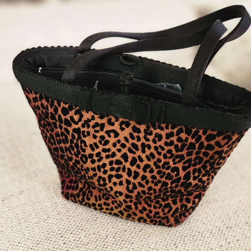 Chic Leopard Print Cosmetic Bag